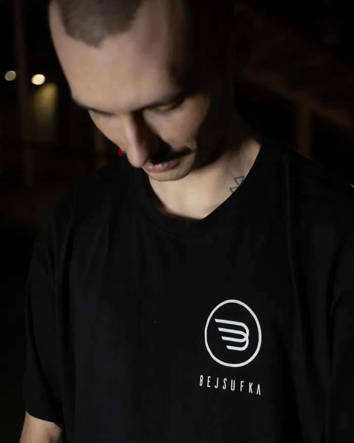 Koszulka Bejsufka z logo na piersi